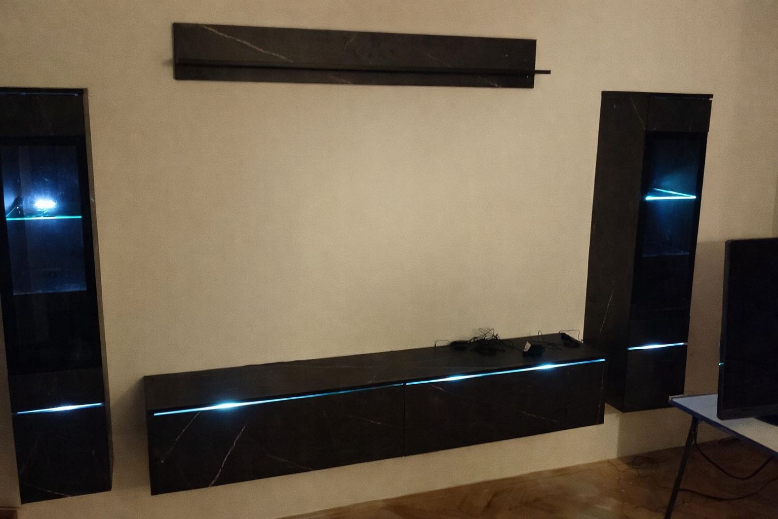 Sestavljen TV sestav z osvetlitvijo